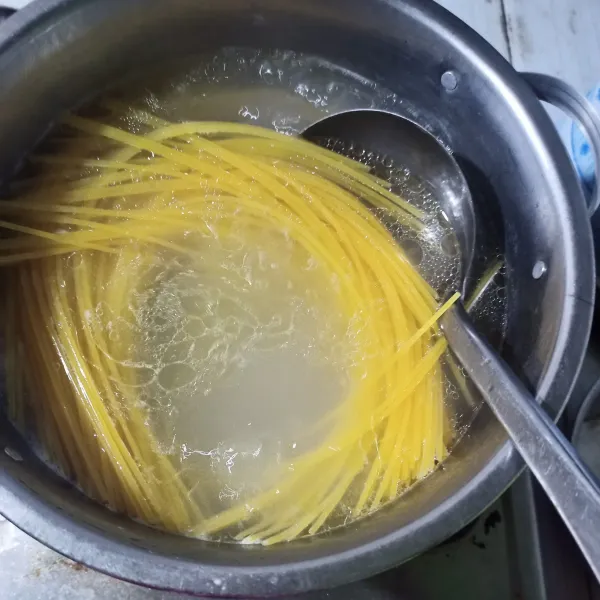 Rebus spaghetti hingga aldente, matang tapi tidak lembek, tiriskan, beri sedikit minyak, sisihkan.