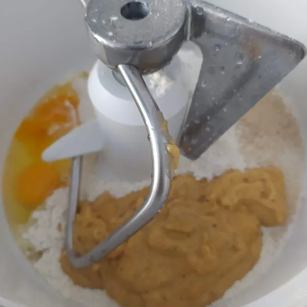 Masukkan terigu, telur, gula, ragi instan, susu bubuk, dan blenderan pisang. Aduk rata.