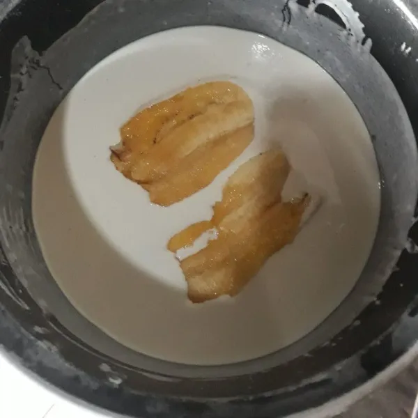 Celupkan pisang penyet kedalam adonan.