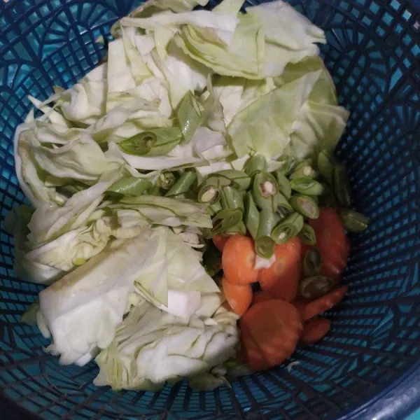 Potong dan iris semua sayuran lalu cuci bersih.