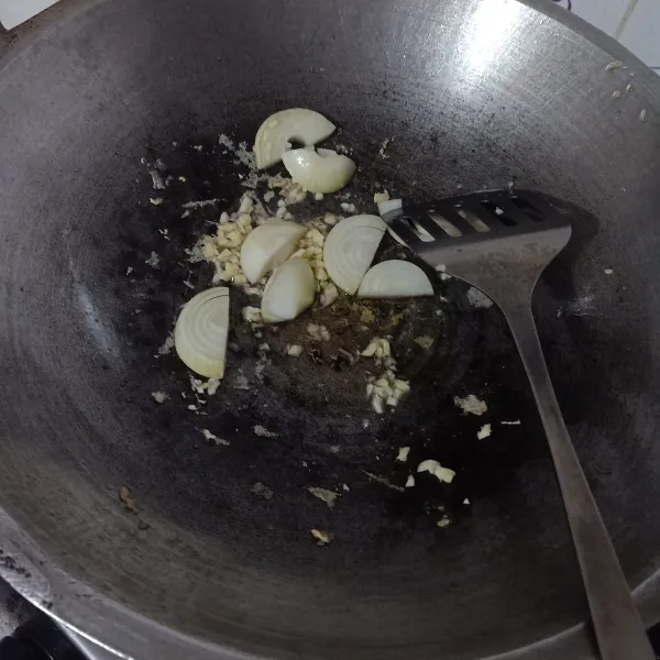 Tumis bawang putih, bombay dan jahe dengan sedikit minyak sampai harum.