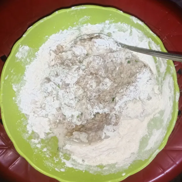 Campurkan semua bahan. Tambahkan es batu dan air es secukupnya.