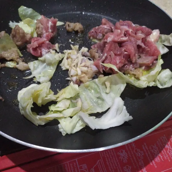 Tambahkan daging yang sudah diiris tipis, tambahkan pula bawang merah dan bawang putih cincang, masak hingga harum dan daging setengah matang.