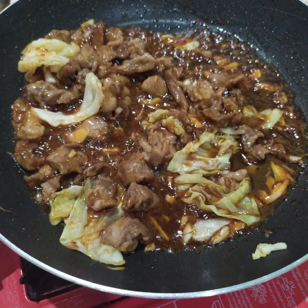 Masak hingga matang dan bumbu meresap. Kemudian sajikan.