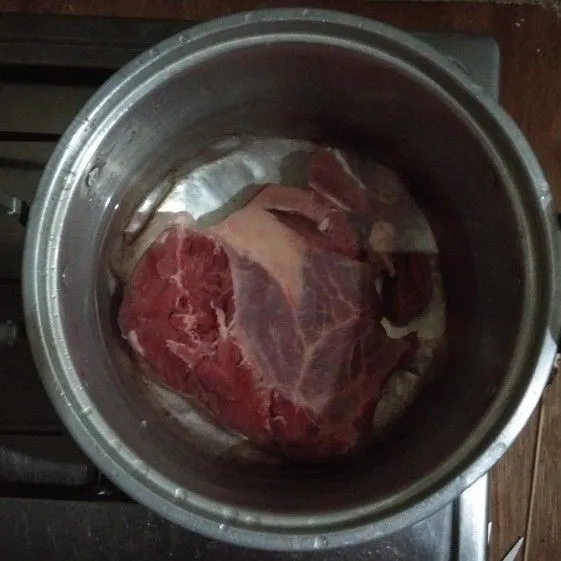 Rebus daging dengan air hingga empuk.