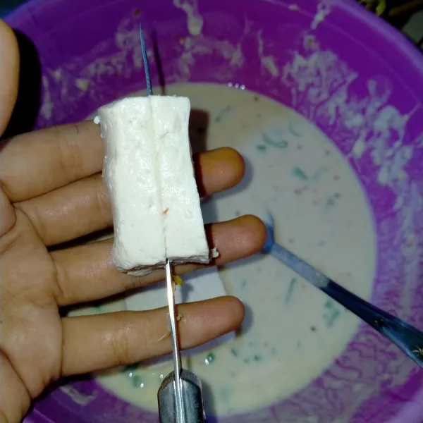 Bagi tahu menjadi 2 bagian. Lakukan hingga selesai.