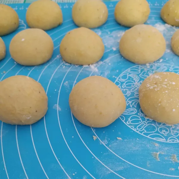 Bagi adonan menjadi beberapa bagian (aku timbang seberat @50 gr). Kemudian diamkan adonan hingga mengembang 2x lipat, lalu tutup dengan lap bersih.