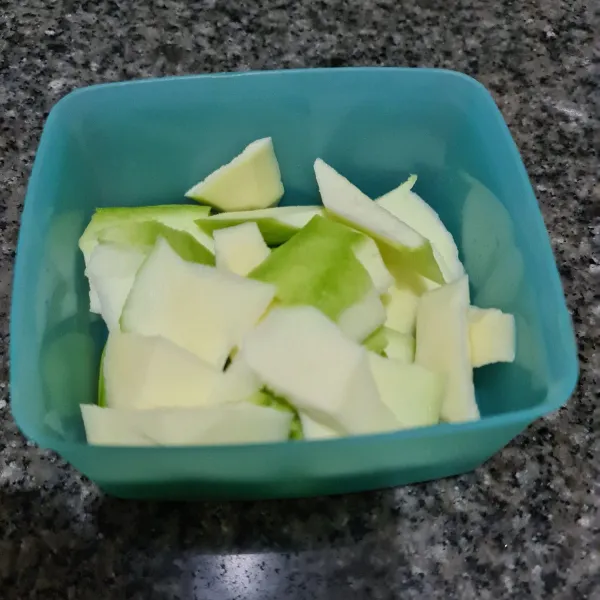 Kupas dan potong mangga muda sesuai selera.