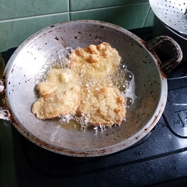 Goreng jamur sampai matang (kuning keemasan).