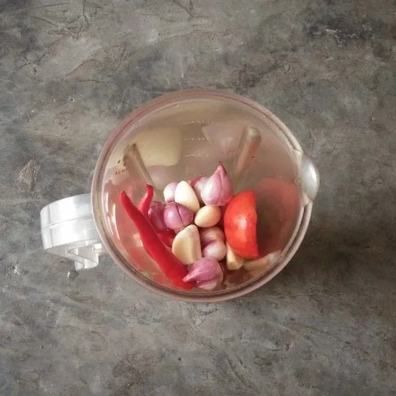 Blender bawang merah, bawang putih, cabe besar, cabe rawit, kemiri, merica butiran, dan jahe.