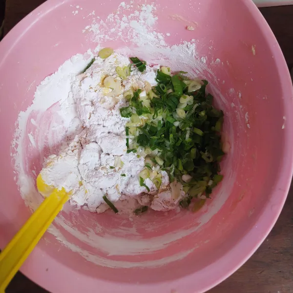 1/3 bagian adonan tadi ditambahkan tepung tapioka, garam, telur dan daun pre.