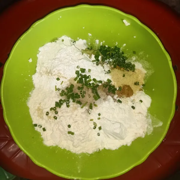 Masukkan daging giling sapi, tepung tapioka, tepung terigu, tepung maizena, bawang putih yang sudah dihaluskan, garam, merica bubuk, gula pasir, kaldu jamur dan daun bawang.