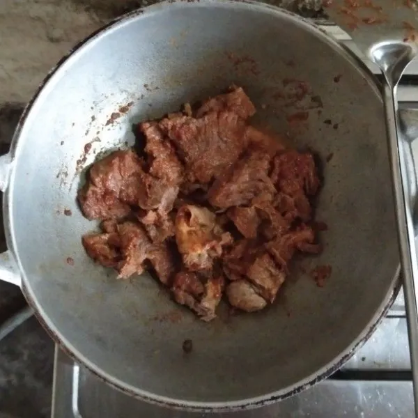 Aduk terus hingga santan menyusut.