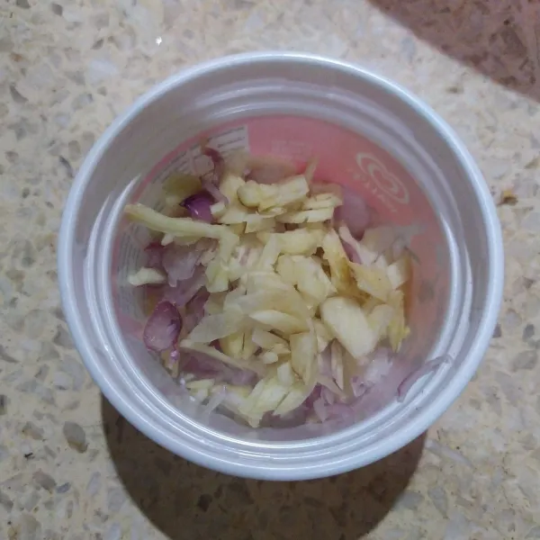 Cincang bawang merah dan bawang putih.