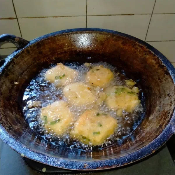Panaskan minyak, goreng tahu hingga kuning keemasan. Gunakan api sedang saat menggoreng tahu. Angkat, tiriskan.