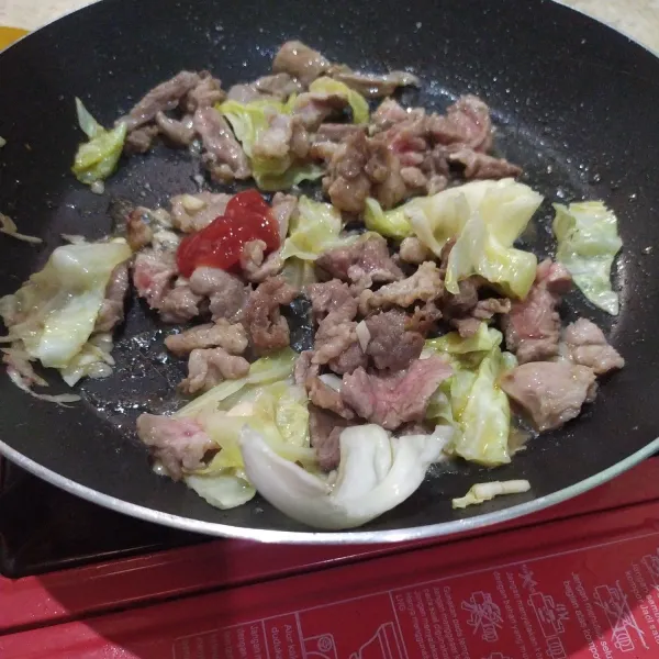 Tambahkan saos tomat. Aduk hingga tercampur rata.