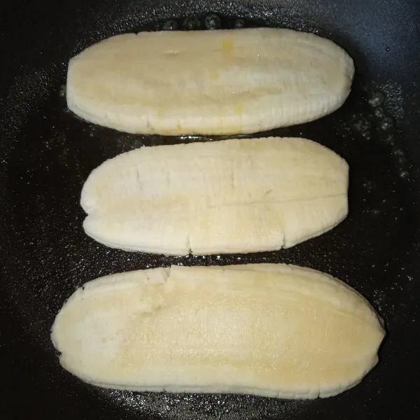 Panaskan wajan teflon, lalu oles dengan margarin. Letakkan pisang, dan bakar bolak-balik.