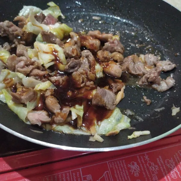 Tambahkan saos teriyaki, garam, kaldu bubuk dan secukupnya minyak wijen.