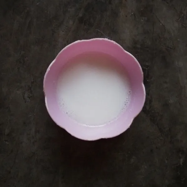 Parut kelapa, blender kelapa dengan kuah kaldu rebusan daging tadi.