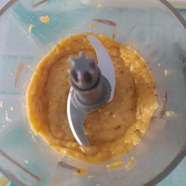 Blender pisang hingga halus, sisihkan.