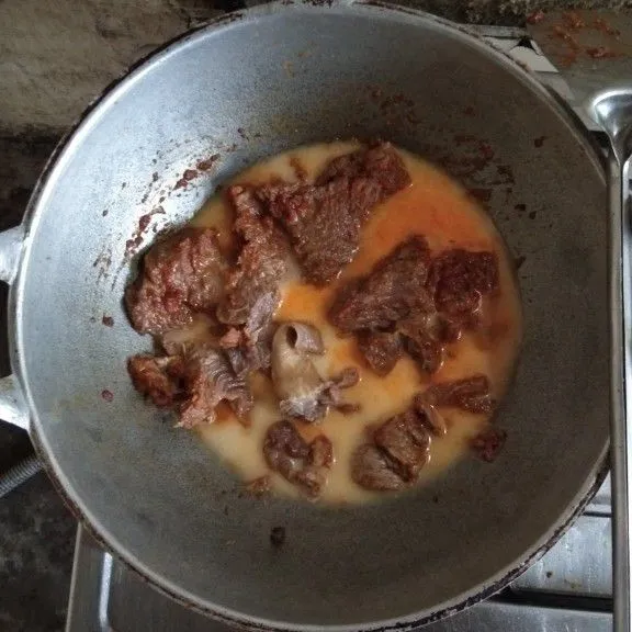 Masukkan santan, aduk-aduk hingga tercampur rata.