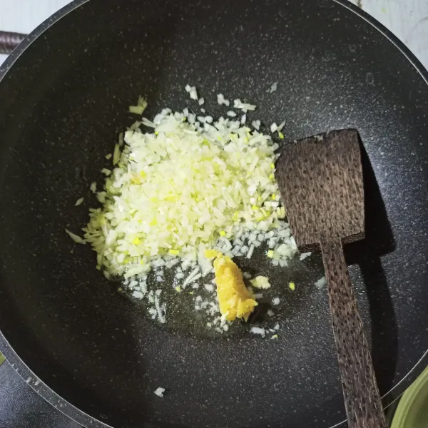 Panaskan margarin, masukkan bawang putih dan bawang bombay.
