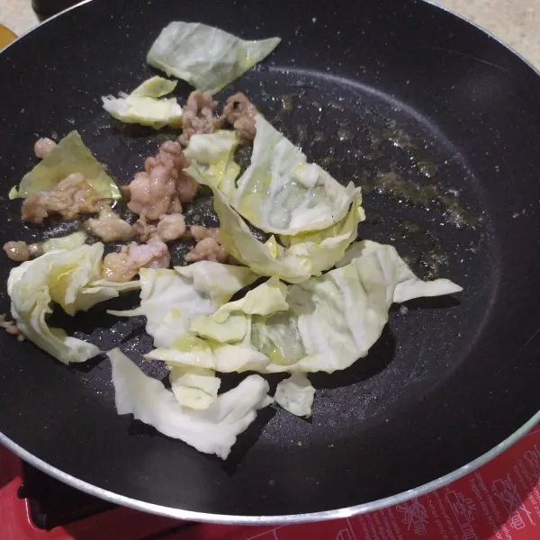 Dalam teflon, panaskan margarin kemudian masukan sayur kubis beserta lemak daging sapi. Masak hingga sayur layu.
