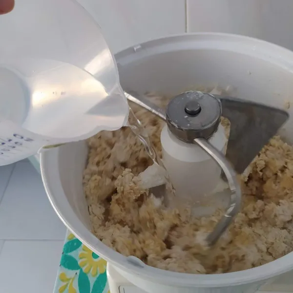 Tambahkan air sedikit demi sedikit sampai membentuk adonan ½ kalis.