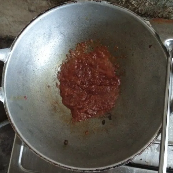 Tumis bumbu yang telah di haluskan dengan sedikit minyak. Tambahkan garam, gula pasir, gula merah, kecap dan petis udang. Aduk hingga rata.