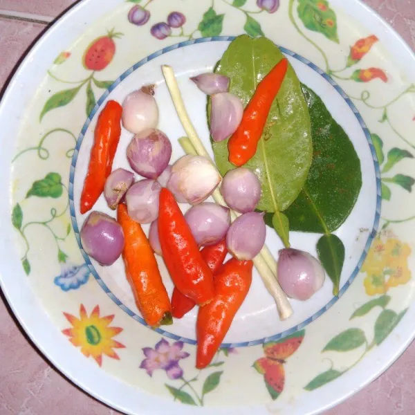 Cuci bersih bawang merah, cabai rawit, daun jeruk, dan serai.
