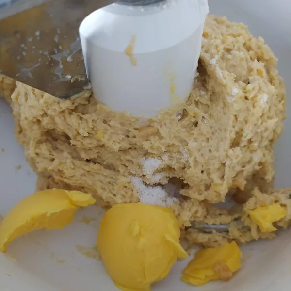 Tambahkan margarin dan garam. Uleni hingga kalis elastis.