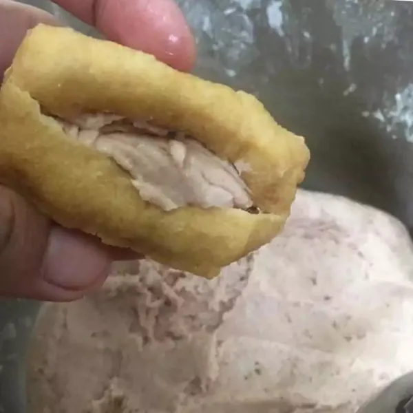 Masukkan adonan daging ke dalam tahu. Lakukan hingga tahu habis.