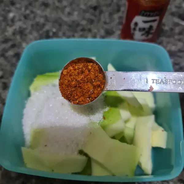Tambahkan cabe bubuk.