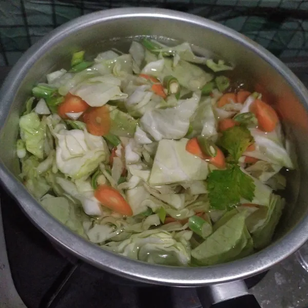 Rebus air hingga mendidih kemudian masukan sayuran, masak hingga sayuran layu.