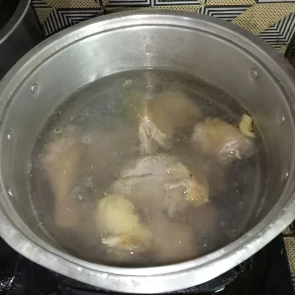 Rebus ayam hingga matang dan empuk.