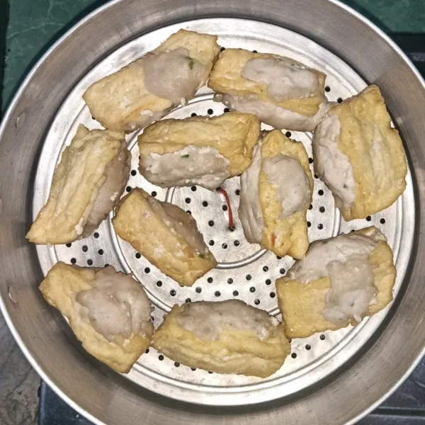 Kukus tahu bakso hingga matang. Sajikan dengan cocolan saus atau cabe rawit hijau.