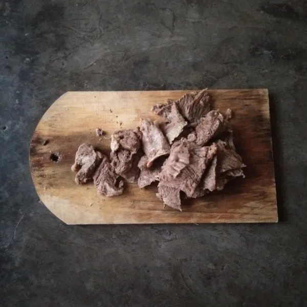 Iris daging sesuai selera.