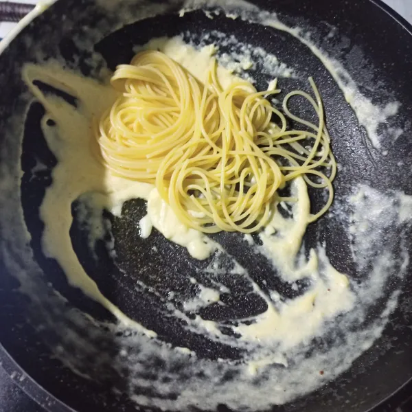 Masukkan spaghetti yang telah direbus. Aduk hingga tercampur rata. Sajikan dengan saus sambal botolan.