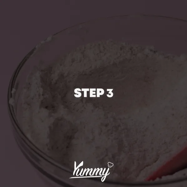 Tuangkan mentega secara perlahan sambil terus diaduk hingga tekstur adonan berpasir.