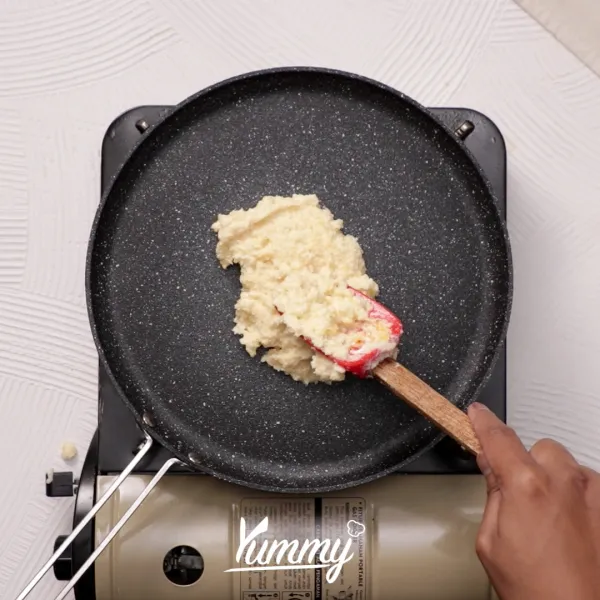 Siapkan teflon yang telah diolesi dengan mentega lalu Tuangkan adonan singkong lalu tekan-tekan hingga tipis. Diamkan hingga bagian bawahnya sedikit coklat.