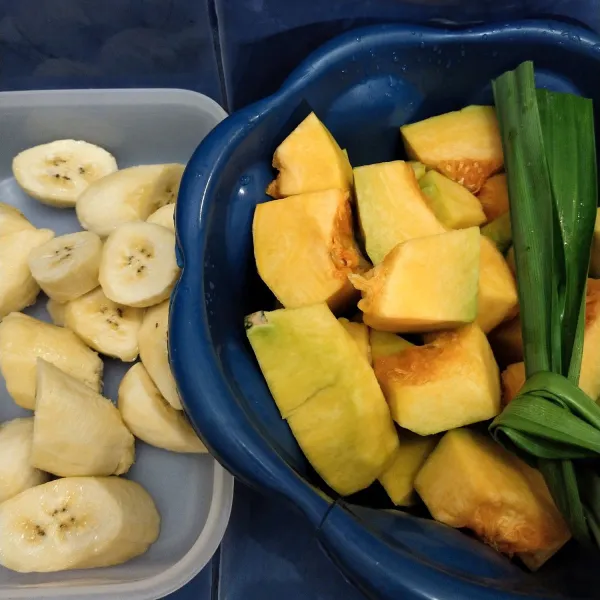 langkah yang pertama cuci bersih waluh pisang dan daun pandan potong sesuai selera