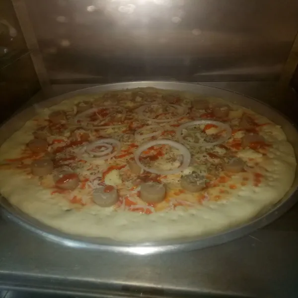 Panaskan oven terlebih dahulu lalu panggang pizza dengan api atas bawah dlm suhu 170°c selama 25 menit, kenali oven masing-masing ya. Setelah matang keluarkan dari oven lalu potong-potong, dan siap disantap dengan saos sambel.