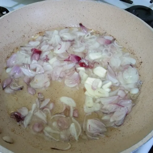 Masukkan irisan bawang putih, aduk dan masak hingga bawang merah berubah warna, angkat dan tiriskan.