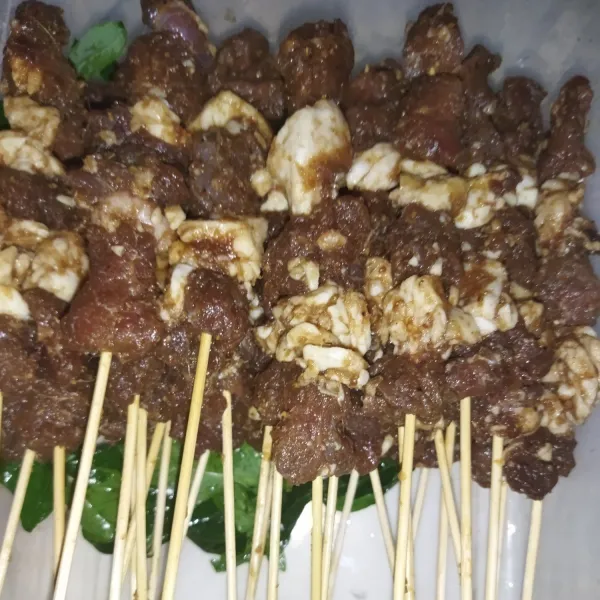 Setelah bumbu meresap tusuk-tusuk sate, daging sapinya ditusuk selang seling dengan sandung lamur, saya menghasilkan 30 buah tusuk sate.