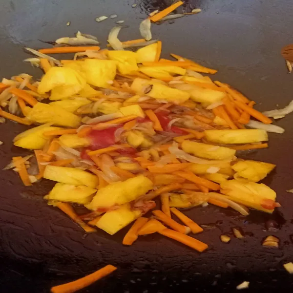 Tambahkan wortel dan nanas, lalu aduk-aduk hingga layu.