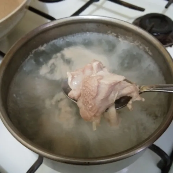 Kemudian rebus daging dan tulang paha ayam, lalu tiriskan.