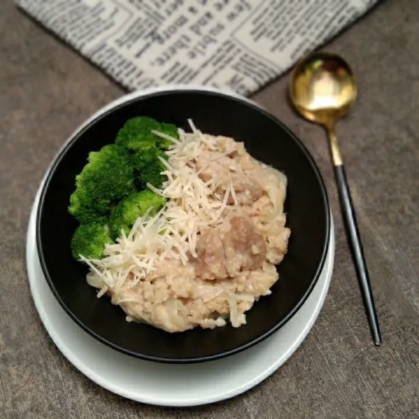 Pindah oat yang sudah matang pada mangkuk saji, beri taburan keju parut dan brokoli rebus.
Makanan siap disajikan.