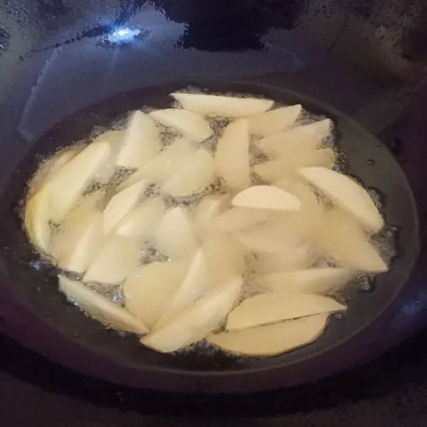 Goreng kentang, lalu goreng petai. Angkat kemudian sisihkan.