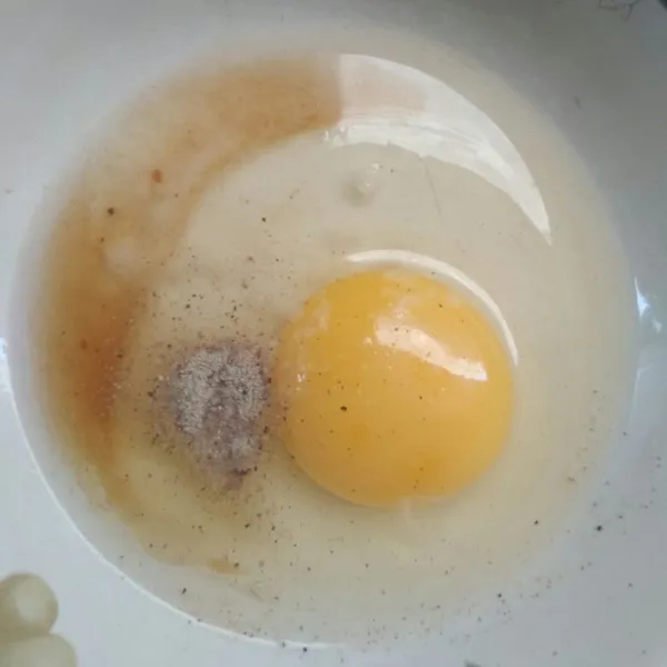 Dalam wadah pecahkan telur tambahkan kecap ikan, lada bubuk, dan garam. Kocok hingga rata.