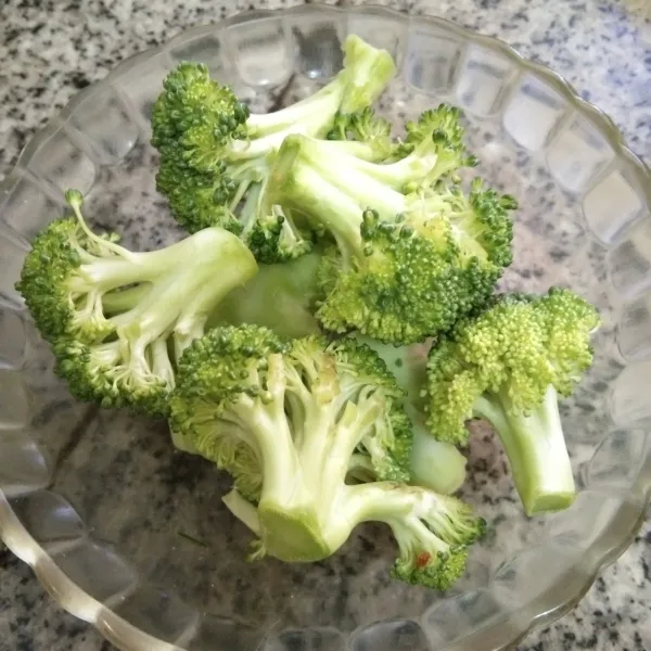Bersihkan brokoli, rebus sebentar, dan tiriskan.
